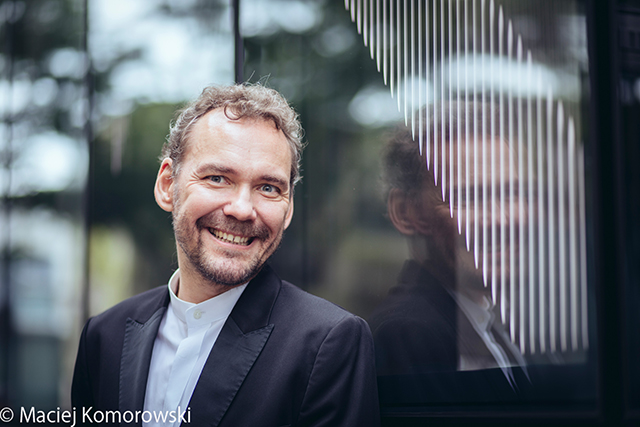 河口湖円形ホール クリスマスコンサート ピアニスト ミハウ・ソブコヴィアクが贈る名曲の数々