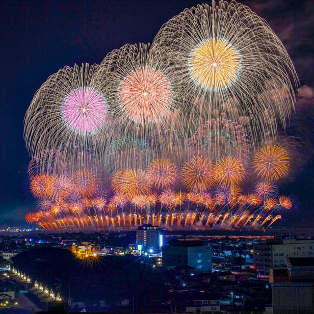 酒田の花火2025 「打ち上がれ！心つなぐ、笑顔の花」