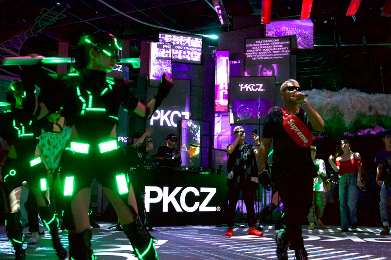 Pkcz R アート展を1日限定ジャック ゲリラライブで新たなパフォーマンスアートを体現 邦楽 K Pop