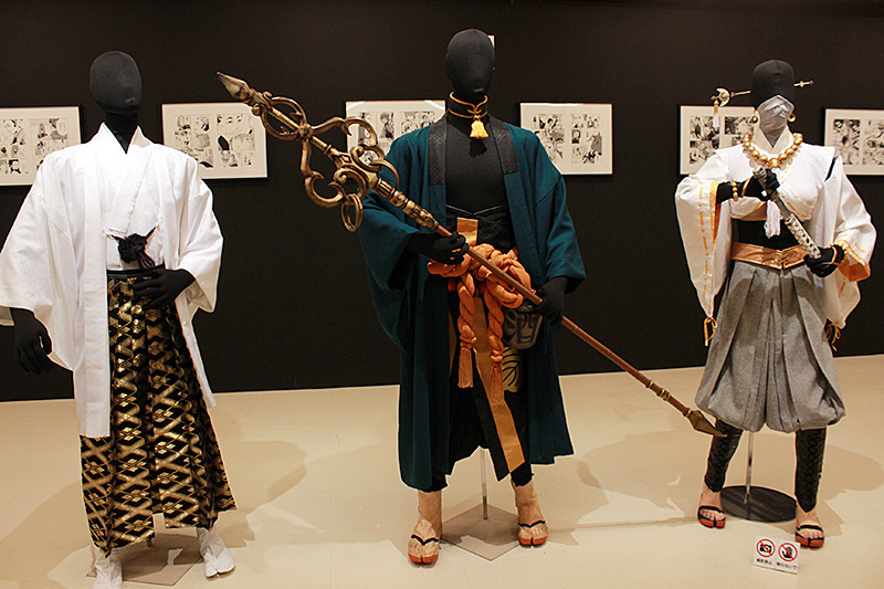 煉獄に笑う 舞台 原作 展 開催 原作を忠実再現した舞台衣装や描き下ろしイラストなどが展示 内覧会レポート 2 5次元 舞台