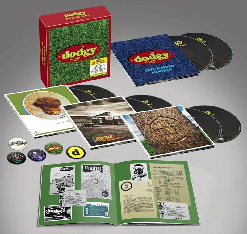 ドッジー 初期アルバム３タイトルに デモ、別ヴァージョン、アルバム未収録曲、ライヴなどボーナストラックを大量追加した 全128曲収録の  CD８枚組ボックスセット|ロック