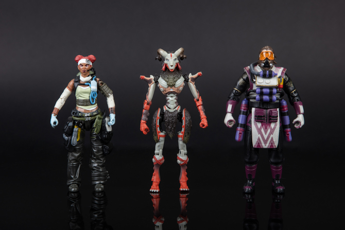 APEX LEGENDS』6インチフィギュアとレイヴンズバイトのレプリカグッズ