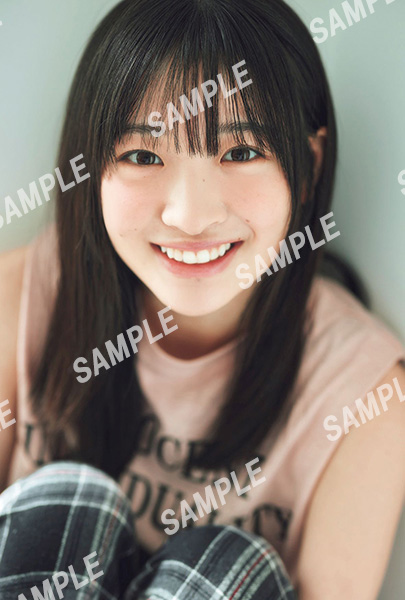 HMV&BOOKS online限定特典：小島凪紗（櫻坂46）ポストカード》blt