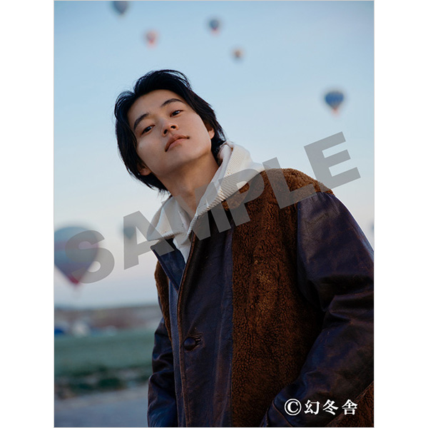 山﨑賢人 15周年記念写真集「15/30」2024年9月7日発売《HMV限定特典：ビジュアルカード》|アート・エンタメ