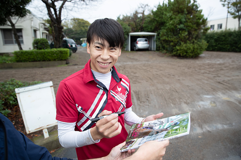 エフフォーリア写真集-横山武史と駆け抜けた11戦の蹄跡-』発売記念！横山武史騎手サイン本 抽選販売|実用・ホビー