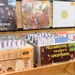 ワールドミュージックのレコードは高く売れる？どんなレコードが高価