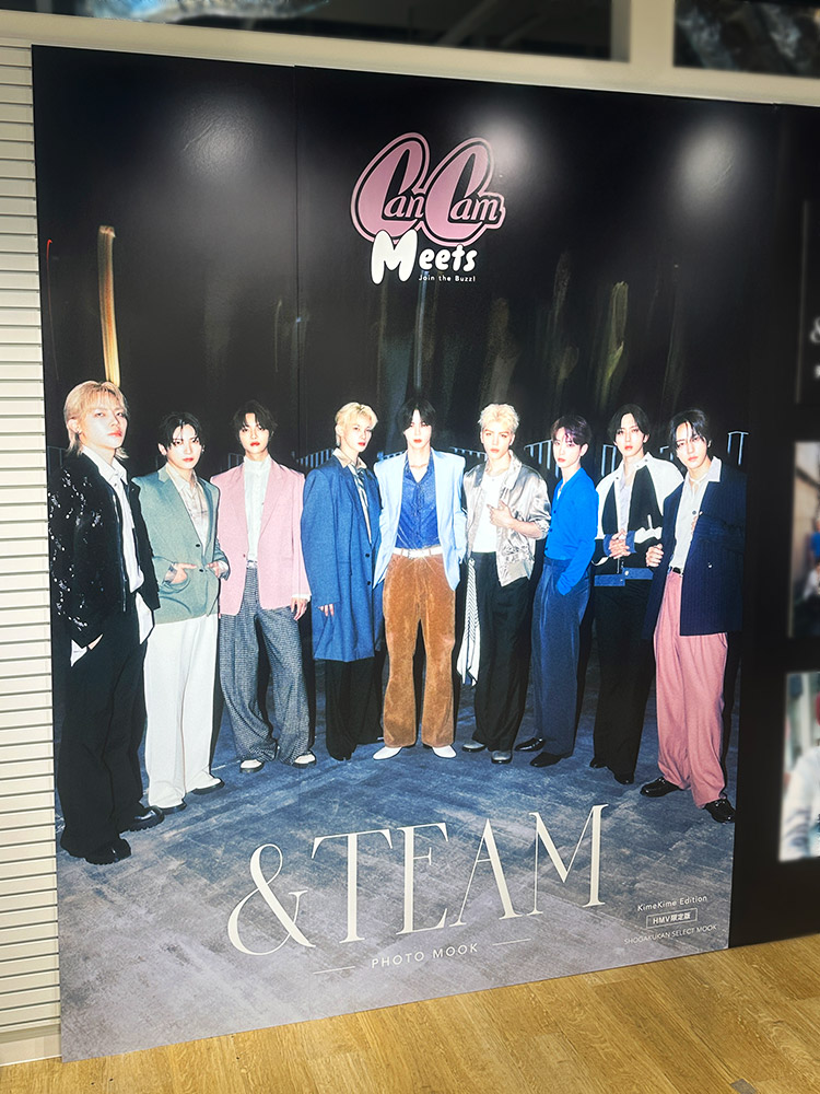 CanCam Meets 『&TEAM フォトムック』発売記念パネル展｜ HMV店舗レポート|