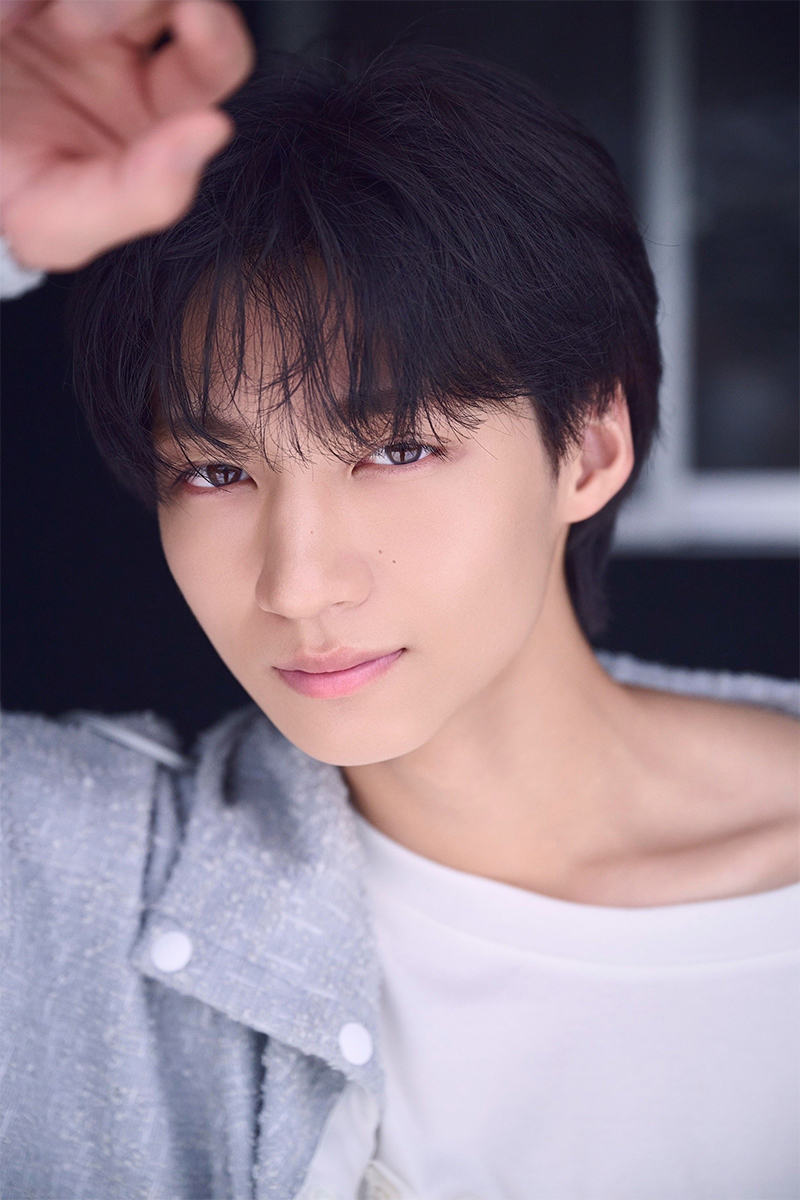 志賀李玖1st写真集（仮）発売記念パネル展開催！ 【抽選で5名様に直筆