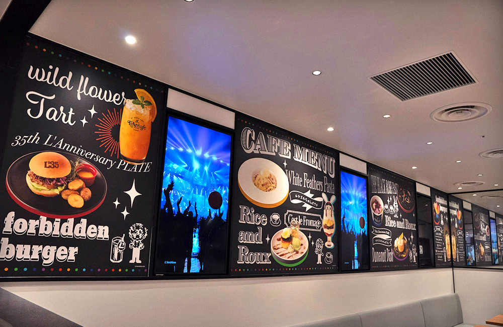 L'Arc-en-Ciel LACロゴパーカ L'Arcafe 2026 at PARCO CAFE｜東京 渋谷会場 現場レポート|