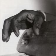 Ngoni: �}���̃��S�j: �X�ɐ��ވ����̌��y��