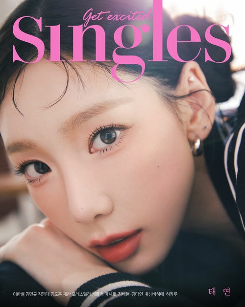 Singles 2023年 10月号【表紙：テヨン（少女時代）A】 : Magazine 