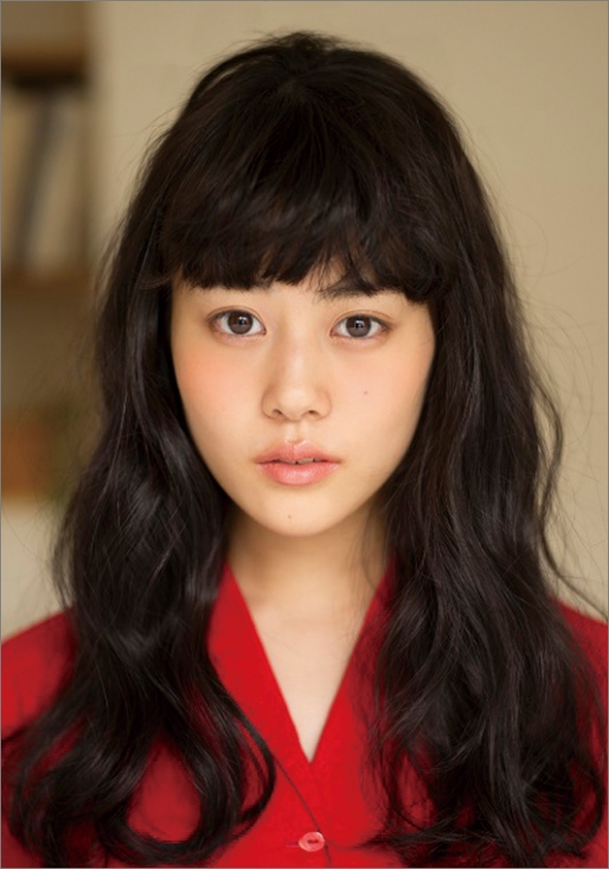 高畑充希、バラを手に気だるげな表情… 2017年版写真集に「試行