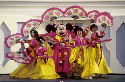 ディズニー40周年タペストリー　両面ハトメあり　全キャラ8種類セット TDL、豪華新パレードお披露目…開園40周年イベント | リセマム