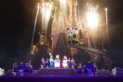 ディズニー40周年タペストリー　両面ハトメあり　全キャラ8種類セット TDL、豪華新パレードお披露目…開園40周年イベント | リセマム