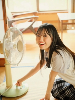HMV&BOOKS online限定特典：渡辺莉奈（日向坂46）ポストカードB
