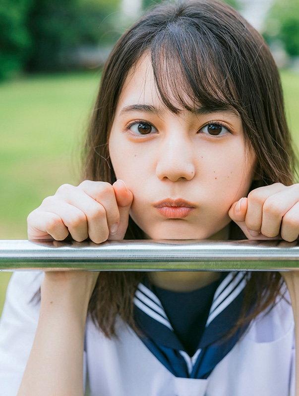 日向坂46 小坂菜緒 写真集「君は誰？」直筆サイン入りパネル 