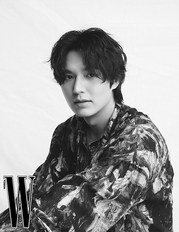 W Korea 2022年5月号【表紙：ドヨン（NCT）C】 : Magazine