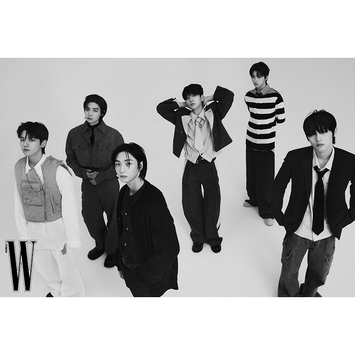 W Korea 2023年 7月号【表紙：ハニ（NewJeans）】 : Magazine