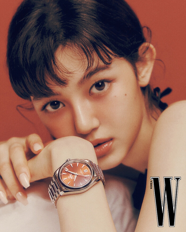 W Korea 2023年 7月号【表紙：ハニ（NewJeans）】 : Magazine