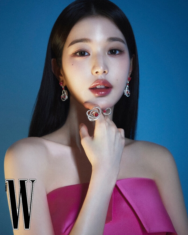 W Korea 2023年 8月号【表紙：リサ（BLACKPINK） A】 : Magazine