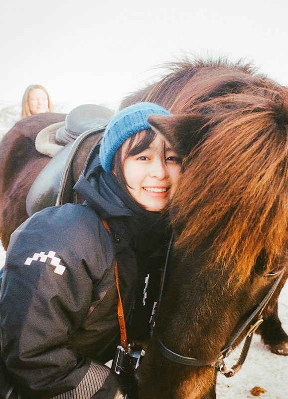 森七菜　コメント直筆サイン入り写真集　WANDERLUST　四月になれば彼女は Amazon.co.jp: 森七菜 コメント直筆サイン入り写真集 WANDERLUST