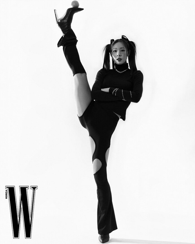 Blackpinkジス W Korea 2024年 4月号【表紙:ジス(BLACKPINK)B】 : Magazine