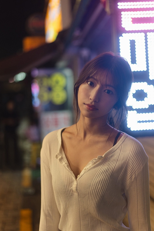 山下エミリー1st写真集「SHY」［TOKYO NEWS BOOKS］ : 山下