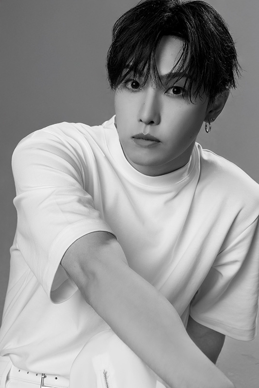 堀夏喜 1st写真集『LIVING FOR』【@Loppi・HMV限定カバー版】 : 堀夏喜